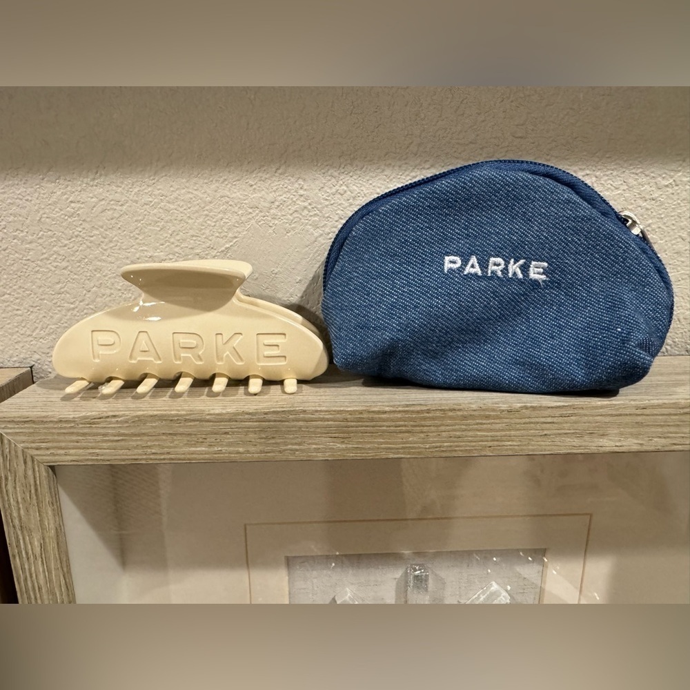 PARKE SOLD OUT Boston Hair clip. New. With pouch. Large
